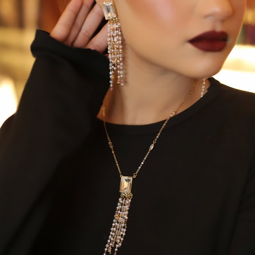 Timeless Shine – Gold-Plated Brass Necklace with Gem Details