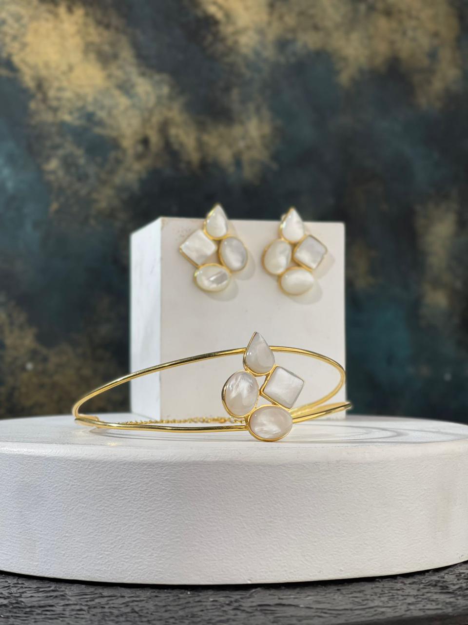 Gold-plated  choker  with pearl stones
