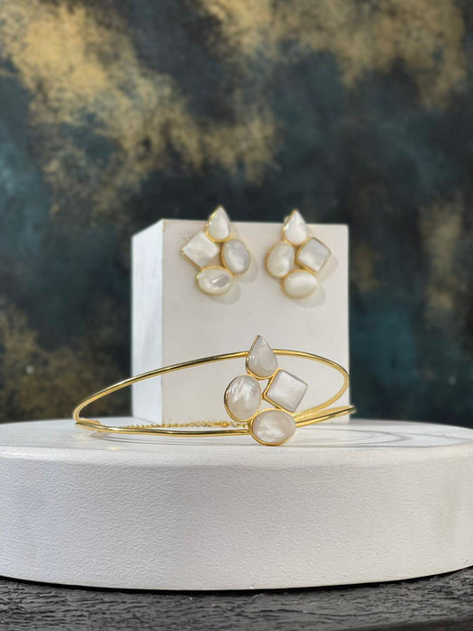 Gold-plated  choker  with pearl stones