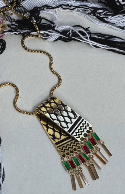 قلادة بتصميم الكوفية الفلسطينية